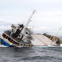 野島埼沖で貨物船傾く　乗組員5人全員救助、３人けが　通報「コンテナが荷崩れした」　漂流し座礁