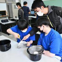 多古高校の生徒たちは、農業大学校の学生に指導を受けながらわなを製作した