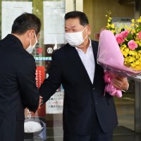 栄、岡田町長が退任式　「もっと発展すると期待」