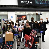 訪日観光の実証ツアーに参加するために米国から成田空港に到着した参加者ら＝２４日午後７時５分ごろ