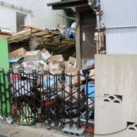 ＜劣悪環境で犬１８匹飼育＞近所で有名な「ゴミ屋敷」　放し飼い　恐怖で引っ越す住民も