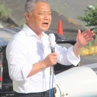 演説する日本維新の会の馬場共同代表＝２４日、ＪＲ津田沼駅前
