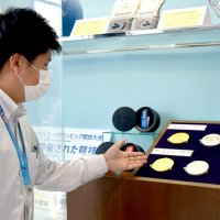 メダルや聖火トーチ　五輪パラ記念品５０点　千葉県庁中庁舎ロビーに展示