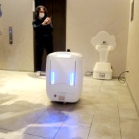 ホテルでは客室への食事のデリバリーはロボットが担う＝２０日、柏市柏の葉