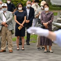 候補者の演説を聞く支持者ら＝２２日午前、千葉市中央区