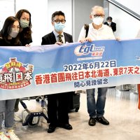 香港から成田空港に到着し記念撮影するツアー客

