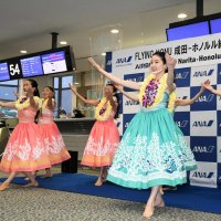 フライングホヌのハワイ便再開前に披露されたフラダンス
