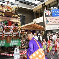 出発前に祈とうする「仲之町」の若者たち