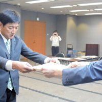 当選３氏に証書　初当選の臼井氏「国と地方結ぶ」　【参院選ちば２０２２】