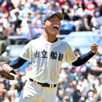拓大紅陵―市船橋　決勝進出を決めガッツポーズする市船橋・森本哲星＝ＺＯＺＯマリン