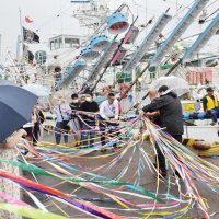 サンマ漁船、いざ北の海へ　不漁やロシアへの不安抱え出発　安全願い家族ら見送り　銚子漁港