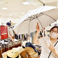 猛暑対策でリベンジ消費　そごう千葉店、日傘売り上げ倍増　かき氷器、冷感グッズ好調