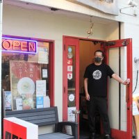 「９６３」本店の外観。船橋市の「本町通り」沿いで営業している
