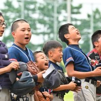 優勝し応援席で挨拶をする浦安ベイマリーンズナイン＝２０日、千葉市中央区の県総合スポーツセンター軟式野球場