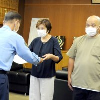 配送先のアパート、荷物受け取った男が不審　実際は空き家、通報し逮捕に貢献　配送業者２人へ感謝状　市原