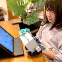 ロボット教材を使った「みらいいアカデミア」の授業風景（イノビオット提供）