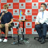 千葉大病院を退院したウクライナ避難民のアントン・コルニシュクさん（左）＝２６日、千葉市中央区