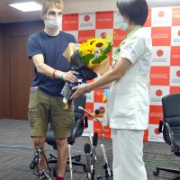 【速報】負傷のウクライナ避難民、千葉大病院を退院　侵攻で大けが、スタッフに感謝「人生最後まで覚えている」