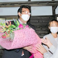 長柄町長選　月岡氏、一騎打ち制す　給食費無償化など意欲　「輝く未来を」決意新た