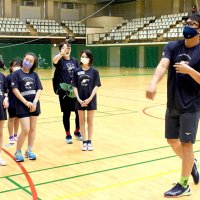 ボールの投げ方の手本を見せる川崎さん（右）
