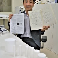 千葉工大の大学院生時代の研究でイグ・ノーベル賞を受賞した松崎教授＝１６日、習志野市の同大学津田沼キャンパス
