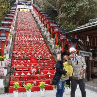 勝浦ひな人形寄贈して　来春の祭りで飾り付け