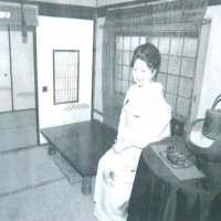 玉川旅館内の太宰治が泊まった「桔梗の間」にて。写真女性は女将をしていた長野與子さん（千葉日報２０２０年９月２４日掲載記事より）