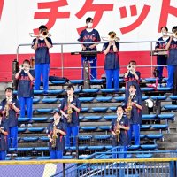 左翼席で演奏をする習志野高校吹奏楽部
