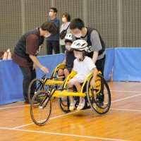 陸上競技用の車いすを体験する参加者＝３日、千葉市中央区の千葉ポートアリーナ