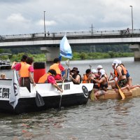 段ボールいかだで勝敗競う　家族連れら８０人、水上舞台に大冒険　佐倉・印旛沼でレース