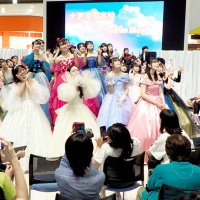 デザイン、製作、コーディネートまで　木更津東高生がファッションショー　イオンモール、華麗なドレスで魅了
