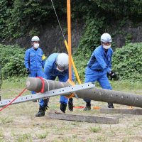 倒壊した電柱の撤去訓練を行う参加者
