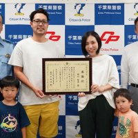 炎天下、泣きながら歩く子ども　勝浦の県道　祖母の家に遊びに来て迷子に　保護した西川さん夫婦に感謝状
