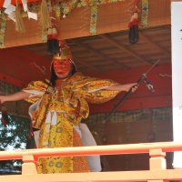 神楽殿で奉納された上総神楽
