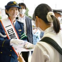女優・佐藤藍子さん一日署長「早めのライト点灯を」　佐原駅前で交通安全呼びかけ　千葉・香取