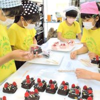 開店前に仕上げ作業をする児童＝２４日、茂原市の創作スイーツレーヴ