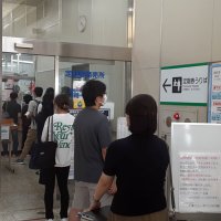 運賃値下げに伴って、定期券の切り替え客が夕方になっても列をつくった北総線の千葉ニュータウン中央駅の窓口=１日、印西市