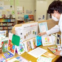 町内に書店がない睦沢町の図書室。小学生の読みたい本などを特集し、蔵書を充実させている＝睦沢町立中央公民館