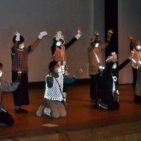 反射材の衣装でショー　千葉県や千葉県警　事故防止へ着用訴え