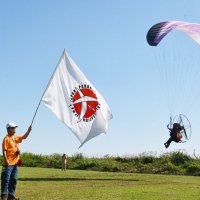 秋空の下、パラモーター飛行技術競う　利根川河川敷で４年ぶり選手権　神崎