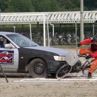 自転車と車の事故再現　長生中で交通安全教室