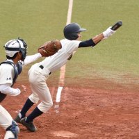 拓大紅陵―市川　７回裏市川１死三塁、花井が同点のスリーバントスクイズを決める＝ゼットエー
