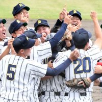 情報大─武道大　３７度目のリーグ優勝を決め、喜ぶ武道大ナイン＝長生の森