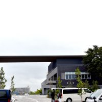 工事が完了した「夢咲くら館」。フロア面積最大の地下に図書館を配し、駐車場は利便性を考慮し地上に設けた。ひさしは山車やみこしが通れる高さに設計されている＝佐倉市新町