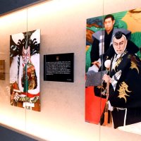 館内の通路に展示された市川家の歌舞伎十八番の写真パネル
