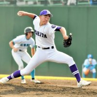山梨学院―成田　力投した成田の斎藤＝大宮公園