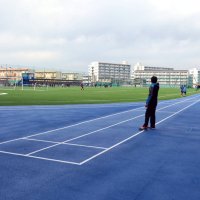 広くて雨にも強い最新装備のグラウンド。各部活や教科ごとの専用施設もそろっている