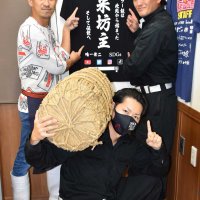 ラー飯の開発へタッグを組んだ元祖肉玉そば越智の越智さん（左）と、米坊主の小山さん（右）と佐藤さん＝八街市の元祖肉玉そば越智
