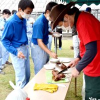 ジビエ肉の試食会では、イノシシの背ロースのバーベキューなどが振る舞われた
