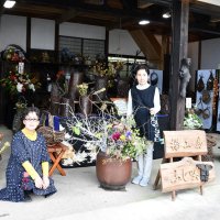つる編み オブジェや花器に　神崎町主婦２人力作２００点　自宅開放、３０日まで作品展